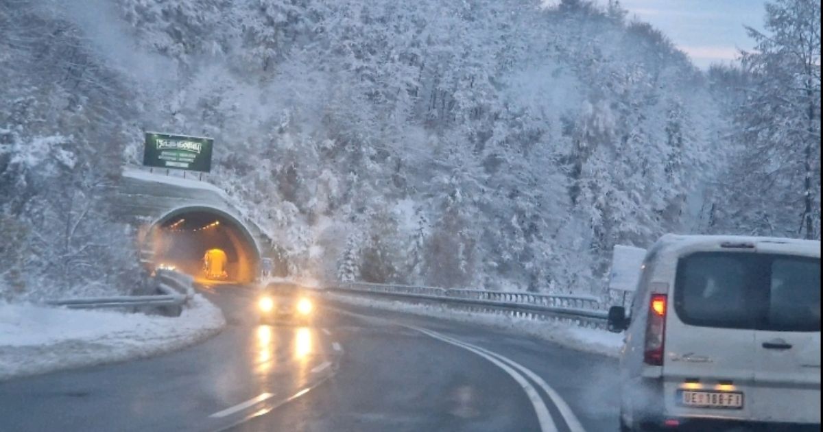 Jak vetar noćas pravio haos na Zlatiboru! Zatrpavao puteve snegom, putari se jedva probijali