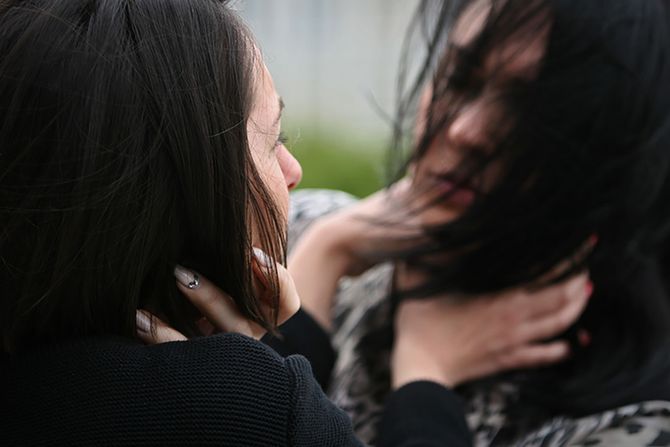 Tuča žena, žene, devojka, devojke, učenice, zlostavljanje, nasilje, šamaranje, davljenje, davi, udavila maltretiranje  snaja, svekrva, fajt Tuča žena, žene, devojka, devojke, učenice, zlostavljanje, nasilje, šamaranje, davljenje, davi, udavila maltretiranje  snaja, svekrva, fajt