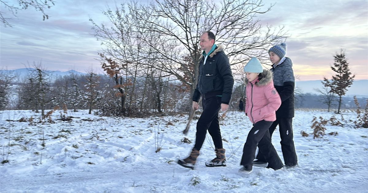 Radiša sa decom otišao ranom zorom da ispoštuje srpske običaje, prelepa praznična slika iz sela kod Čačka