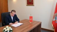 Serbian Deputy PM Dacic signs book of mourning at Montenegro's embassy in Belgrade