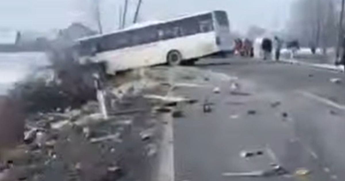 Bus skids off road, parts scattered, chaos on highway! Terrible traffic accident scene near Kraljevo!