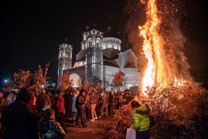 Paljenje badnjaka ispred Sabornog hrama Hristovog vaskrsenja u Podgorici