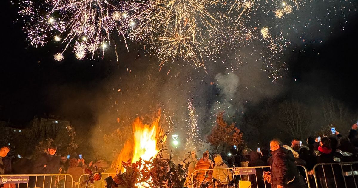 Prelepe fotografije iz Niša: Ispred Hrama cara Konstantina i carice Jelene naložen badnjak