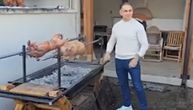 "Ženu da prevariš sa njima!" Dragan u vili u Grockoj okreće prasiće na Badnji dan, Jovana snimila hit scenu