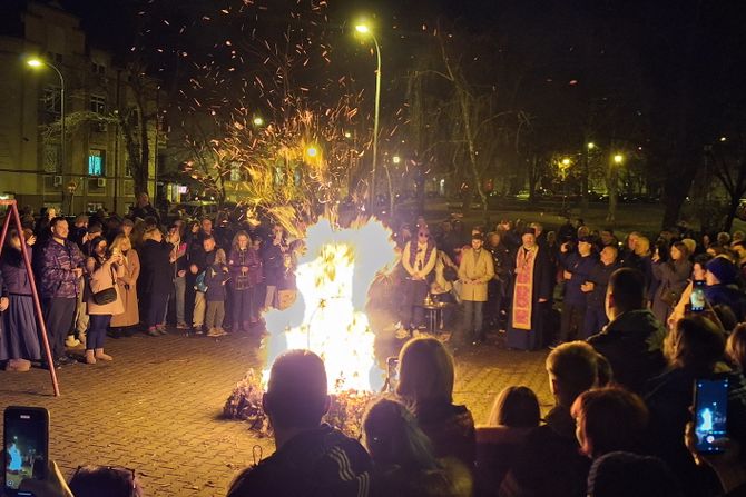 Paljenje badnjaka u Profesorskoj koloniji