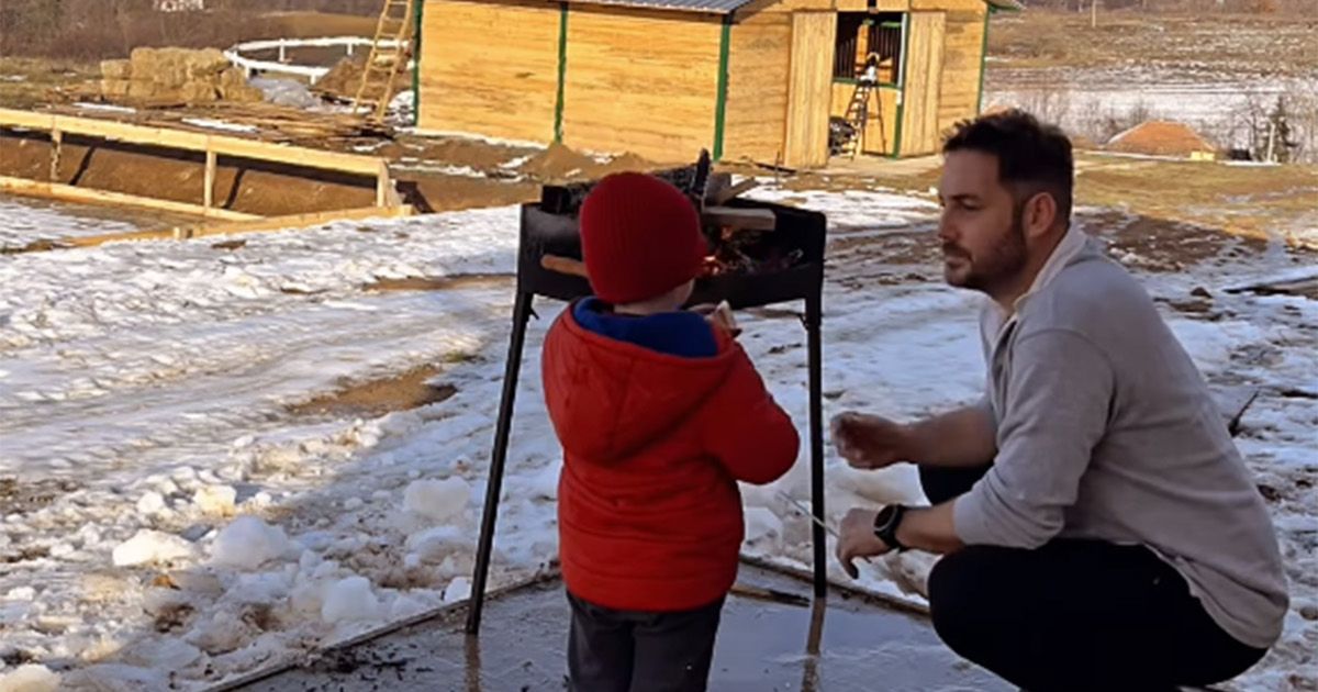 Pravi domaćin i tata: Petar Strugar objavio fotografiju sa sinom, ovako provode Badnji dan, "Da se ima..."