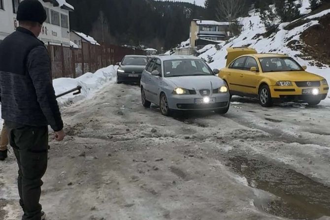 Rožaje, vozači sekirama morali da razbijaju led