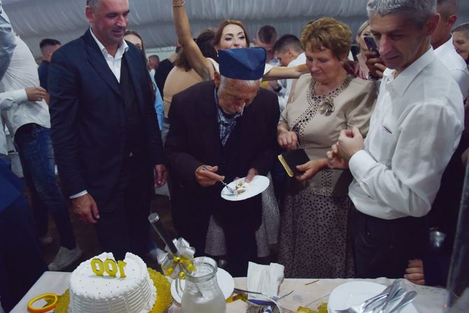Deda Petar Ćirović iz sela Negbina napunio 100 godina Deda Petar Ćirović iz sela Negbina napunio 100 godina