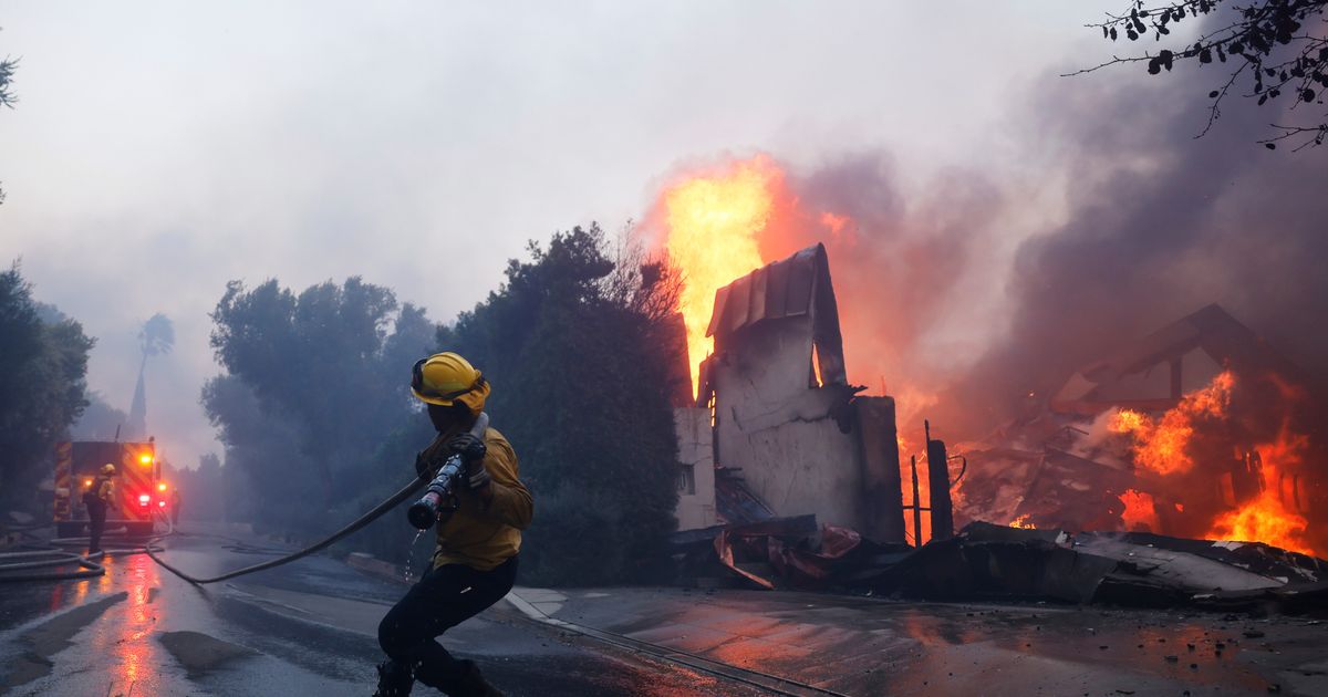 Stotine zatvorenika učestvuje u gašenju požara u Kaliforniji, a mnogi zarađuju tek nešto više od dolara na sat