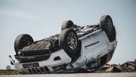 Jezive scene kod Čačka! Automobil potpuno smrskan sa krovom na zemlji, strahuje se od najgoreg