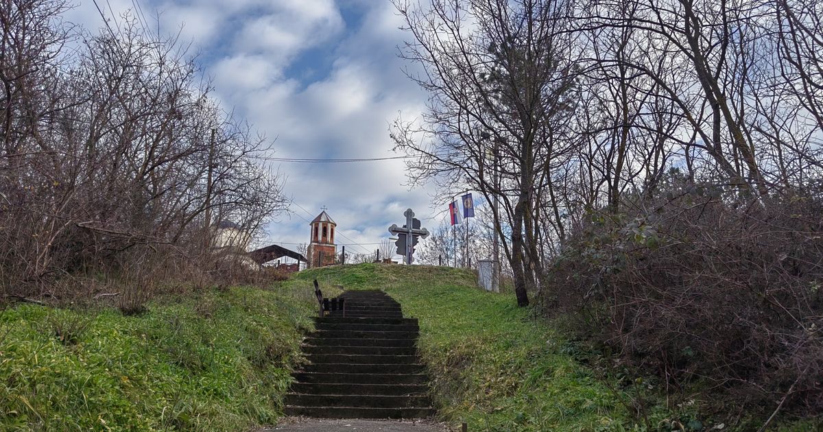 Ovo je najneobičnije brdo u Srbiji: Oko 200 stepenika vodi do spomena jednoj od najtužnijih priča o herojima