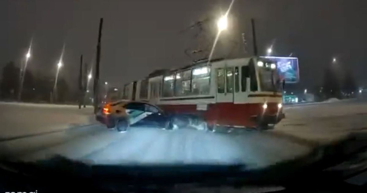 Sudar automobila i tramvaja: Pogodite ko je izvukao deblji kraj u zimskoj noći?