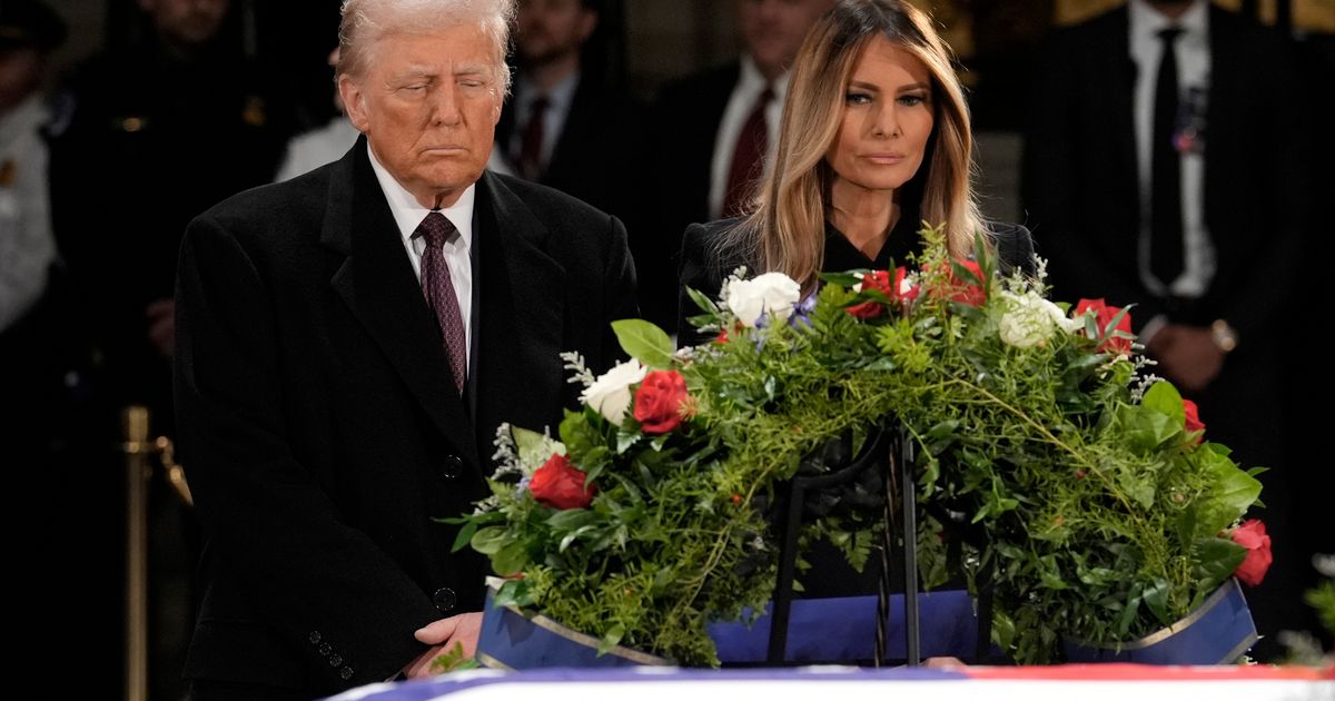 Melanija i Donald na Karterovoj sahrani nikad jače povezani: Prva dama ispravila grešku zbog koje je osuđena