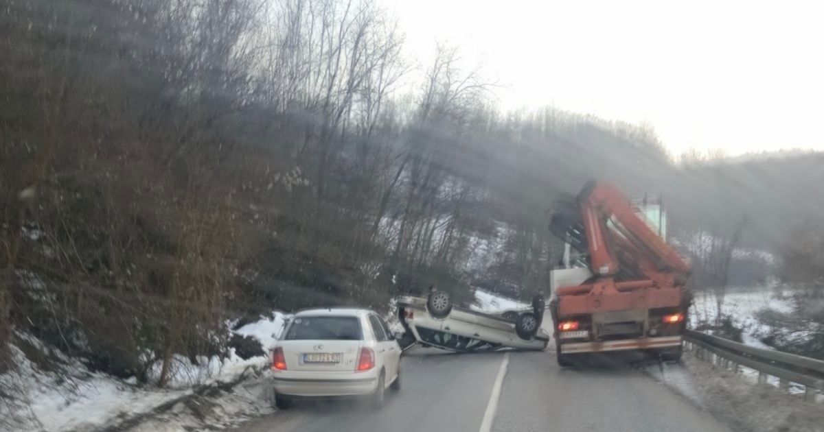 Automobil prevrnut na krov: Saobraćajna nezgoda u selu Rti kod Guče