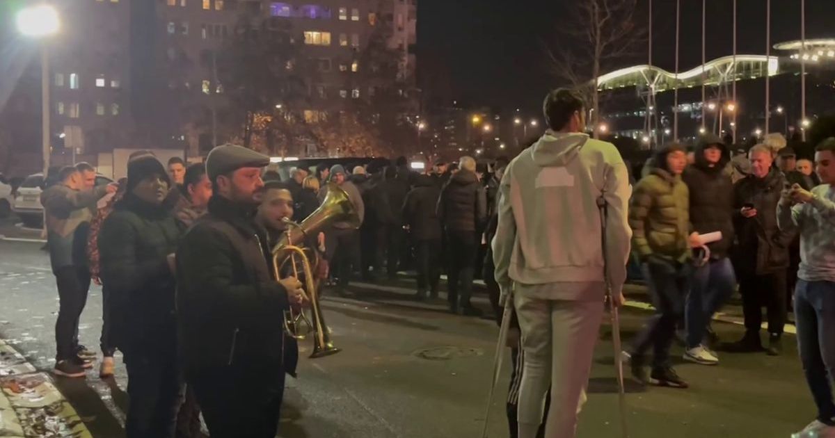 Nerealna scena ispred Arene: Daum na štakama izlazi iz hale, a tamo mu grme trubači na uvce!