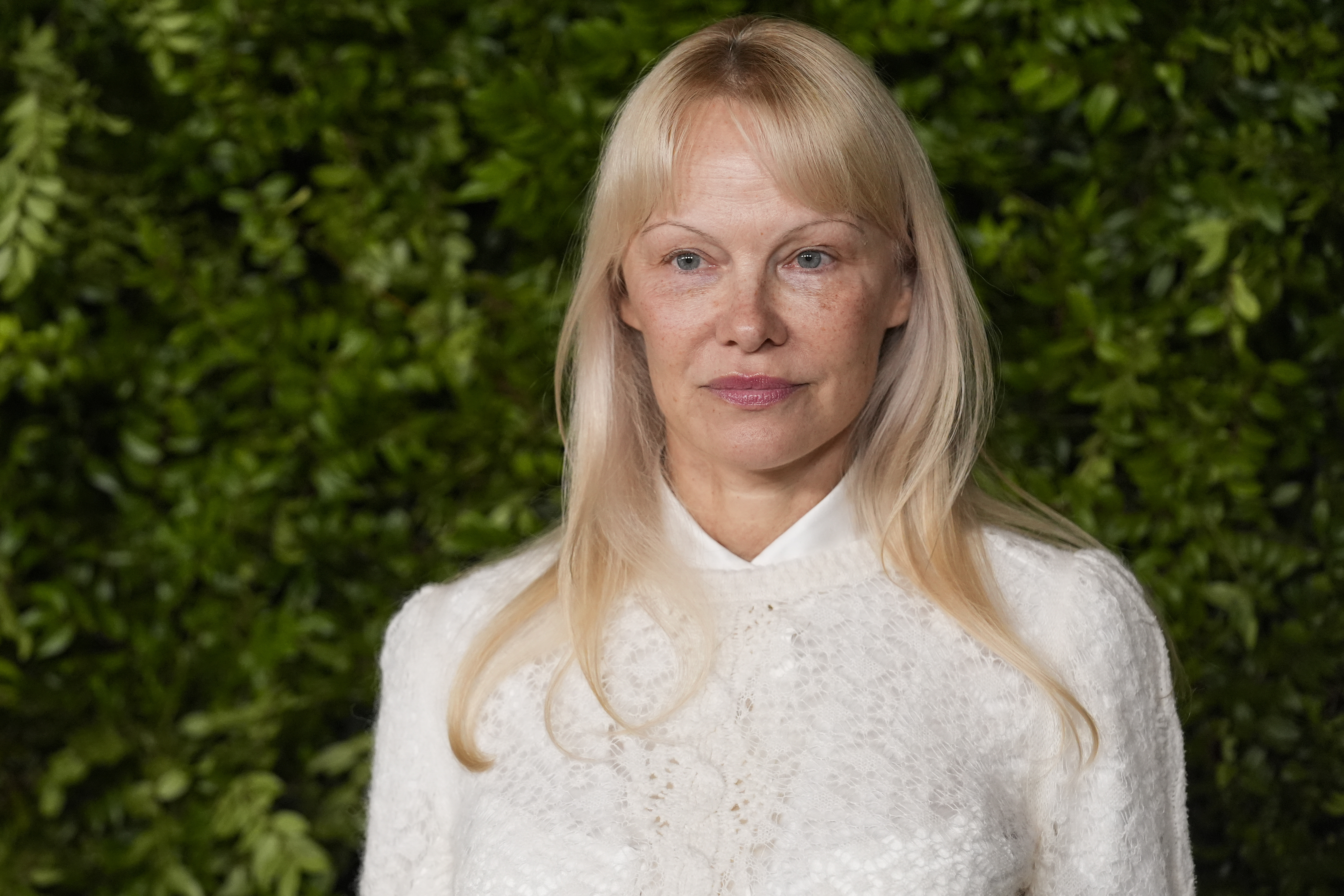 Ovako se sadi povrće bez saginjanja u bašti, okopavanja i bolova u leđima: Pamela Anderson prosvetlila seljake