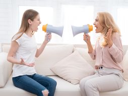 svađa, mama i ćerka, zašto ćerka ne priča sa majkom, roditelji