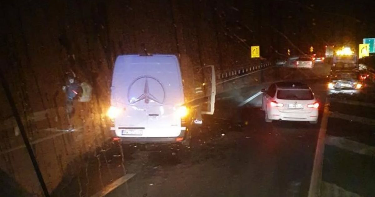 Udes na auto-putu kod Velike Plane: Prve fotografije nezgode, delovi vozila rasuti po kolovozu