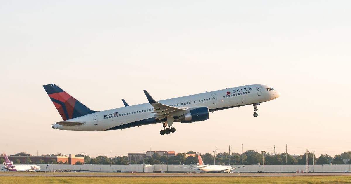 Hitna evakuacija aviona Delta Airlines na aerodromu u Atlanti zbog kvara na motoru