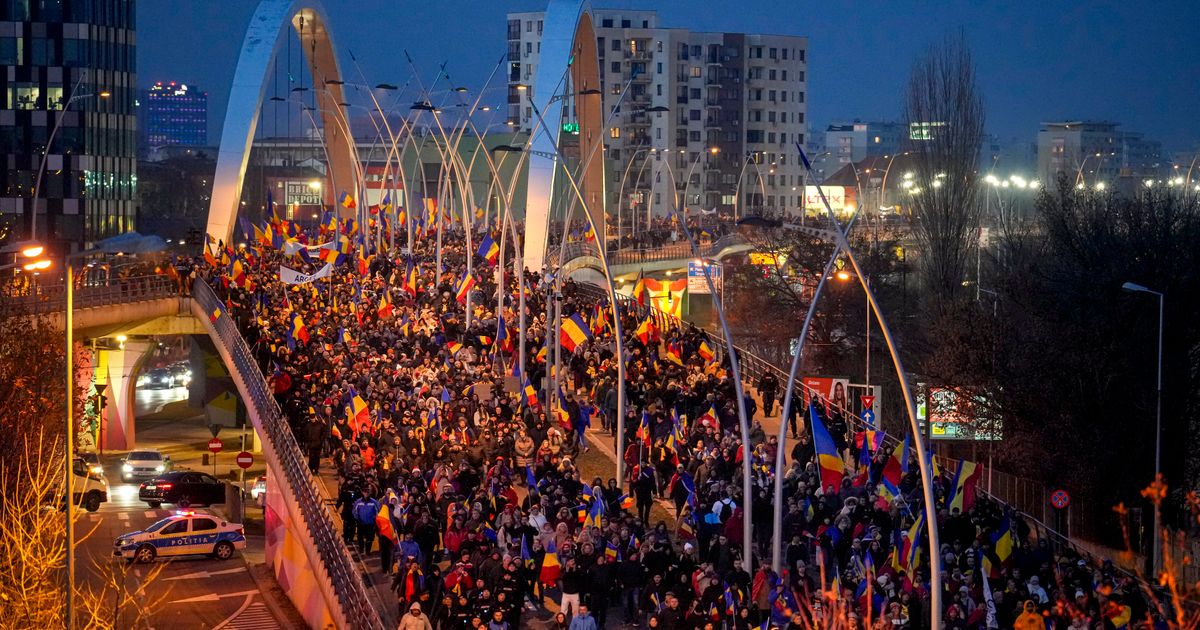 Desetine hiljada ljudi na protestu Bukureštu: Okupljeni zahtevaju održavanje izbora