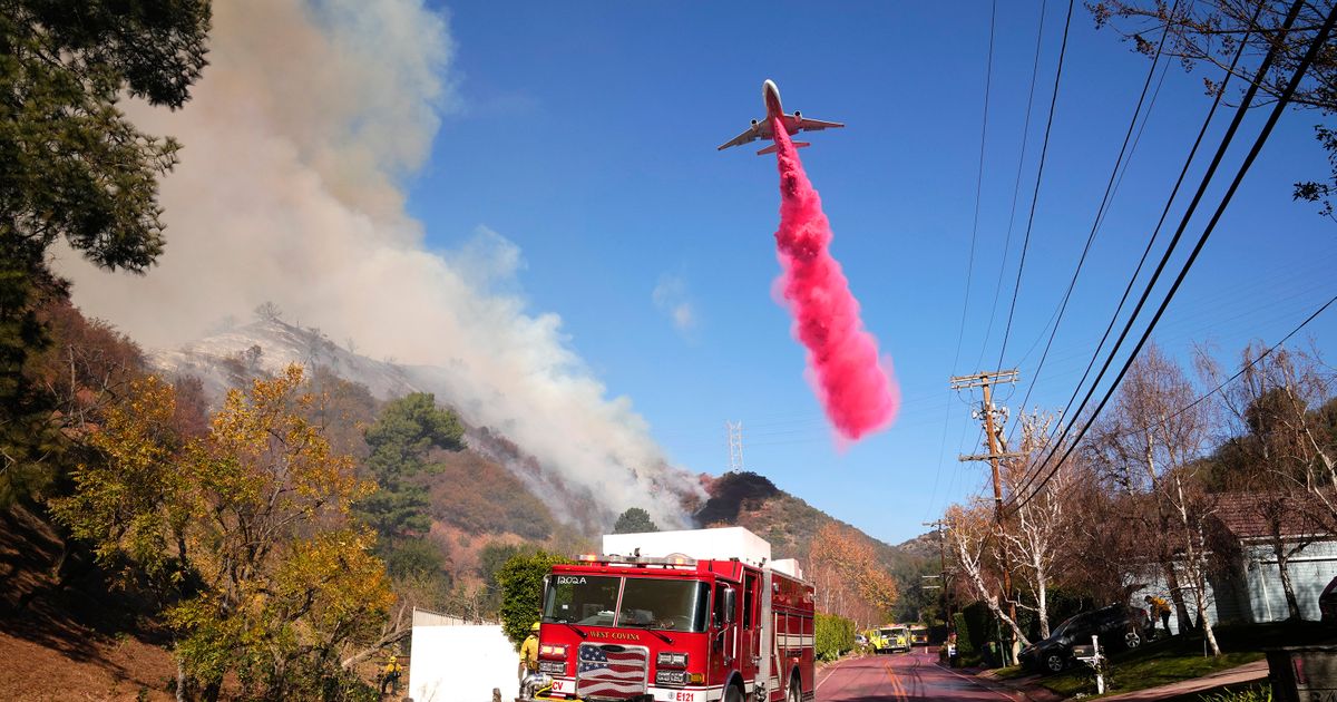 Fotografije aviona koji ispuštaju pink prah tokom požara u Los Anđelesu privukle pažnju: O čemu se radi?