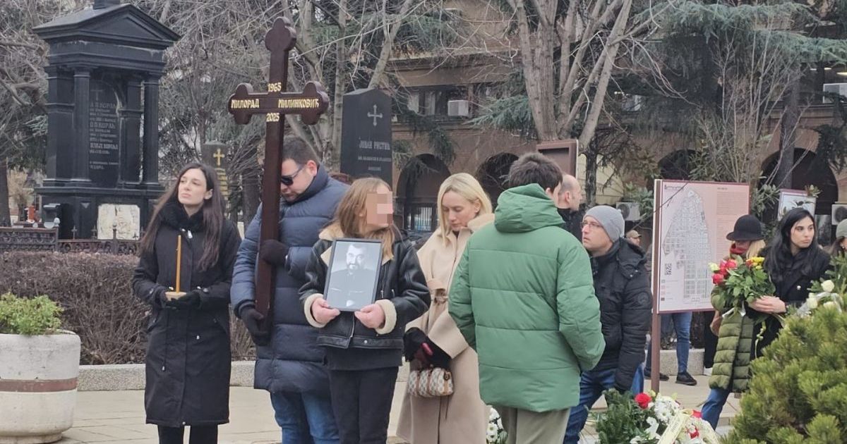 Ćerka čvrsto drži sliku Milorada Milinkovića, iza nje utučena majka: Krenula tužna povorka ka grobu