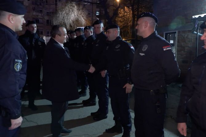 Ivica Dačić posetio policajce koji su radili tokom srpske Nove godine