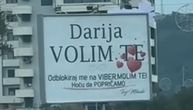 Bilbord u Crnoj Gori zapalio mreže: Mihailu je ovo jedini način da dopre do Darije, komentari su urnebesni