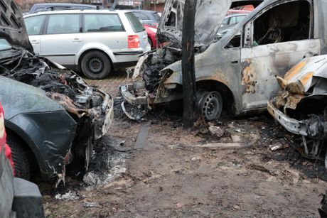 Zapaljeni automobili, Bulevar oslobođenja Zapaljeni automobili, Bulevar oslobođenja
