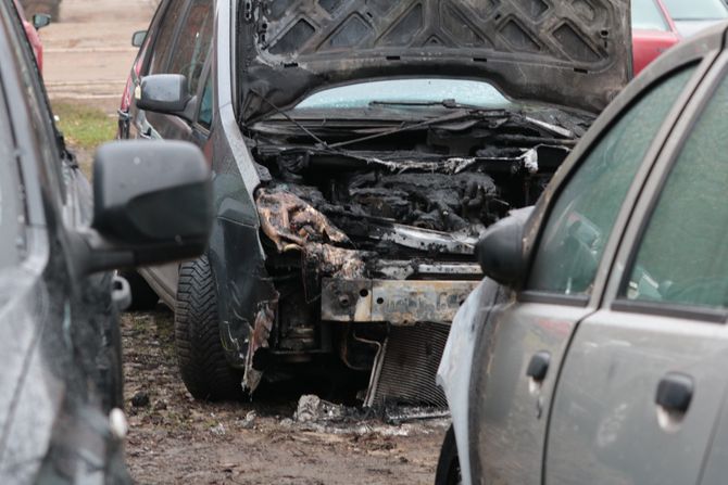 Zapaljeni automobili, Bulevar oslobođenja