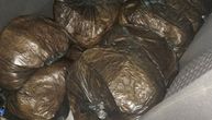 PU Valjevo: Uhapšen osumnjičeni u čijem vozilu je pronađeno 390kg duvana u listu