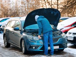 Automobil, kola, zima, sneg , kvar, podignuta hauba, pokvaren