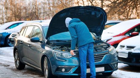 Automobil, kola, zima, sneg , kvar, podignuta hauba, pokvaren