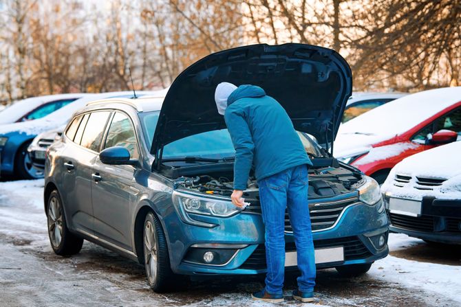 Automobil, kola, zima, sneg , kvar, podignuta hauba, pokvaren