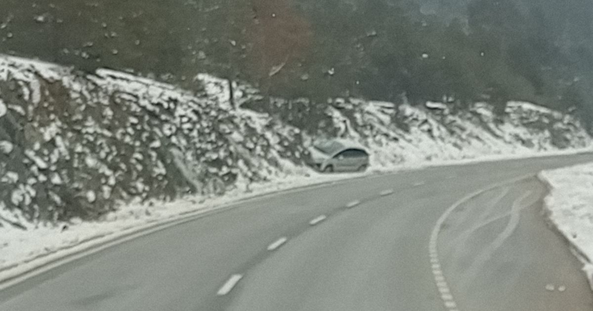 Zastrašujuća scena na Zlatiboru! Auto proklizao, pa se zakucao u stenu: "Svi moraju da prilagode vožnju"