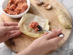 sarma, priprema sarmi, mleveno meso, kiseli kupus