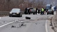 Snimak teškog udesa kod Ovčar banje: Auto prelazi u suprotnu traku, zakucava se u džip, dolazi do uništenja