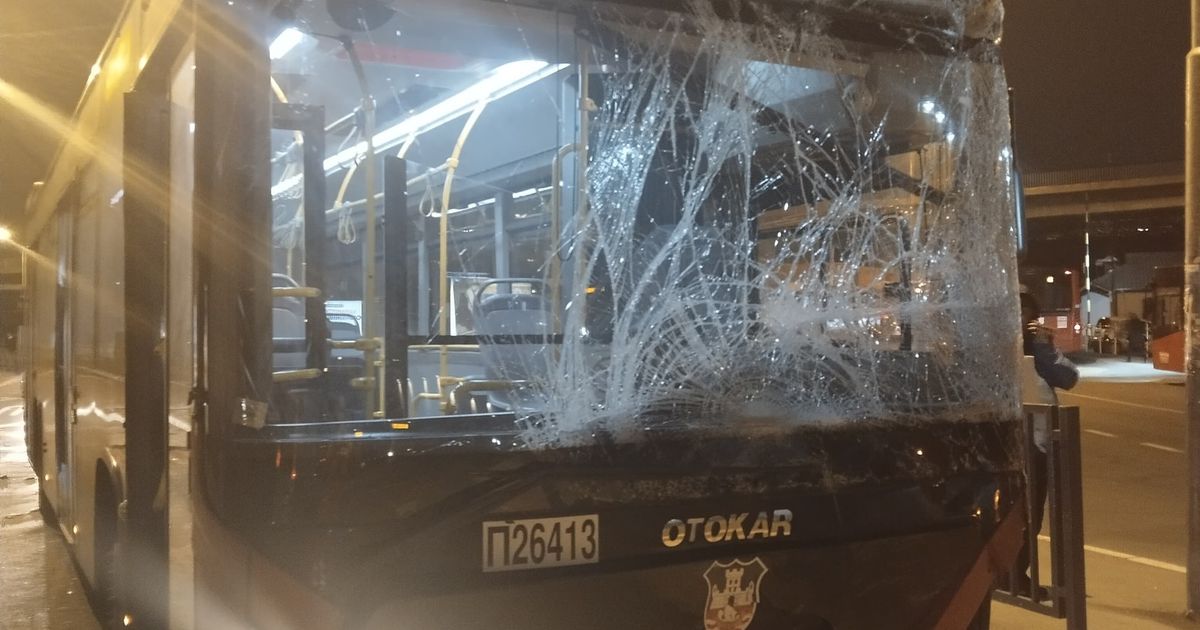 Napukla šoferšajbna, farovi oštećeni: Demoliran autobus u centru Beograda