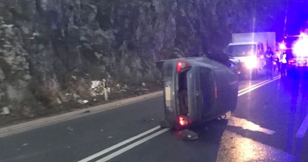 Težak udes kod Užica: Izgubio kontrolu, završio prevrnut, a delovi delovi svuda po putu! Hitna brzo stigla