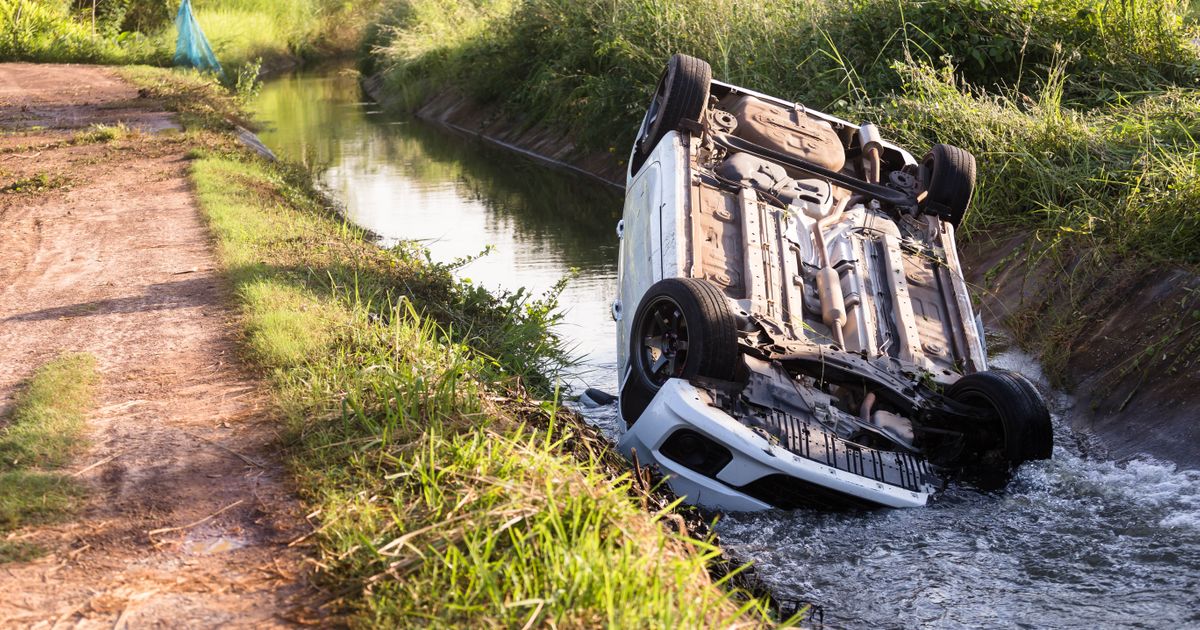 Sletela kolima u kanal pun vode: Dok se borila za život pojavio se heroj i jednim potezom je spasao