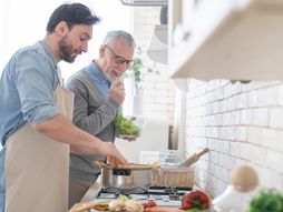 Priprema hrane otac i sin