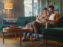 Mobilni smart telefon par dnevna soba