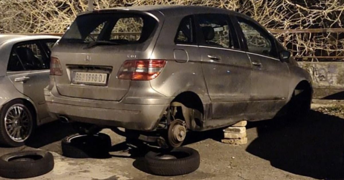 Beograđanin sinoć parkirao automobil, jutros video poruku iz pakla: "Neko mi je pokidao sve gume i ostavio..."