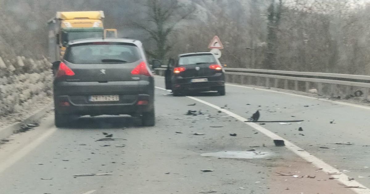 Zakucali se, pa poprečili nasred magistrale! Dva automobila se sudarila kod Zlatarskog jezera