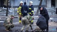 Deo ruskog drona pao u dvorište škole u Kijevu: Hitne službe na licu mesta