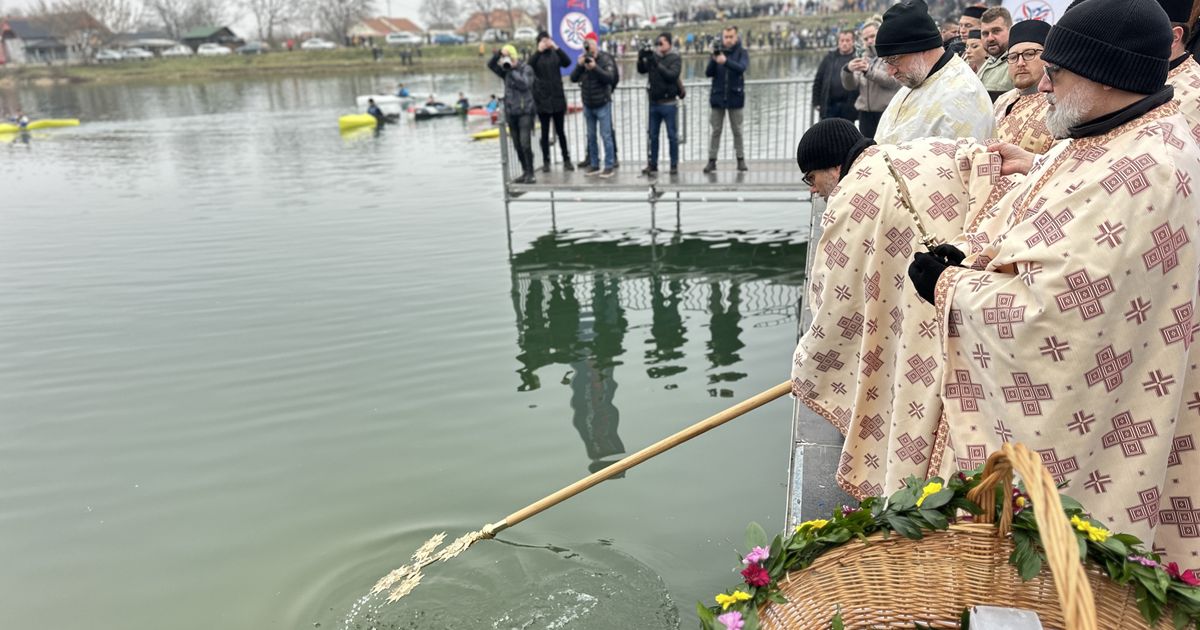 Najlepši Časni krst u Srbiji je izvađen iz ledene Morave: Jovan ga podigao uvis, izgleda kao da je od leda!