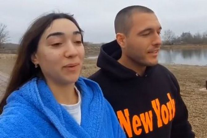 Natalija Đukić sa dečkom plivala za Časni krst Natalija Đukić sa dečkom plivala za Časni krst