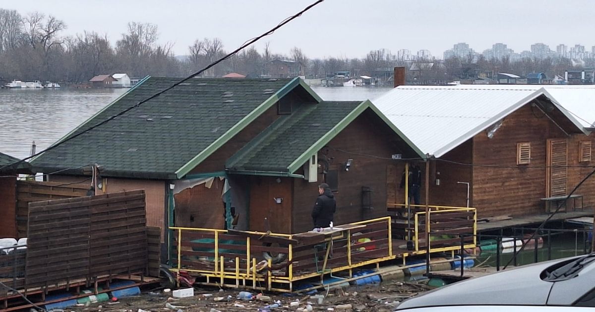 Prve fotografije: Telo žene pronađeno na terasi splava na Adi Ciganliji, policija na licu mesta