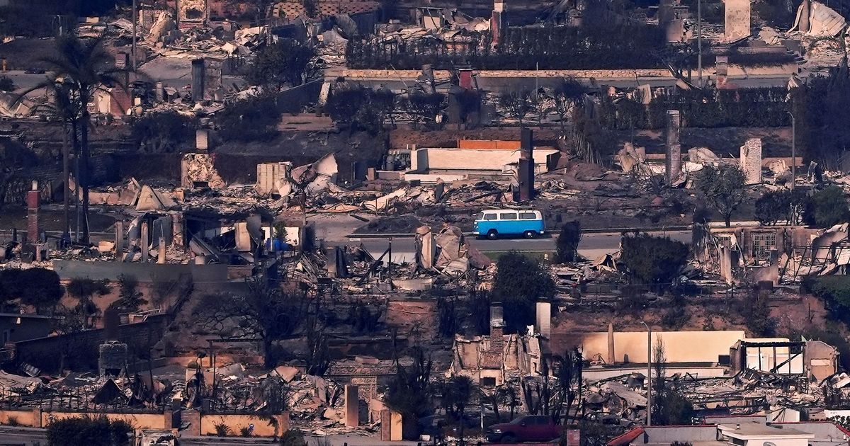 Ova slika iz spaljenog Los Anđelesa obilazi svet: "Sve kuće su uništene, a on neokrznut stoji, kako?"