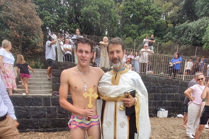 Bogojavljenje,  Auckland, plivanje za Časni krst na plaži u Point Chevalier Bogojavljenje,  Auckland, plivanje za Časni krst na plaži u Point Chevalier